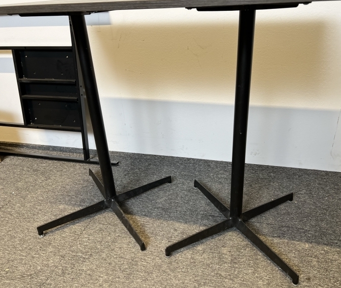 Barbord i mørk trefarget laminat /