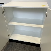 Skap med dører i hvitt fra Horreds, bredde 80cm, høyde 93cm, pent brukt