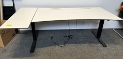 Hjørneskrivebord med elektrisk hevsenk fra Horreds i hvitt / sort, 200x110cm, venstreløsning, pent brukt
