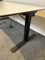 Hjørneskrivebord med elektrisk hevsenk fra Horreds i hvitt / sort, 200x110cm, venstreløsning, pent brukt
