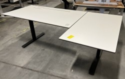 Hjørneskrivebord med elektrisk hevsenk fra Horreds i hvitt / sort, 200x110cm, høyreløsning, pent brukt