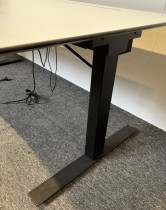 Hjørneskrivebord med elektrisk hevsenk fra Horreds i hvitt / sort, 200x110cm, høyreløsning, pent brukt