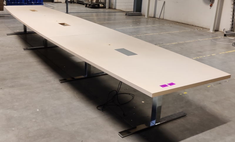 Møtebord 674x140cm i beige / eik