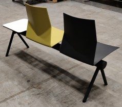 Solid sittebenk fra FourDesign for venterom med 2 seter og bord i mørk grå / grønn, ben i mørkt grått metall, bredde: 155cm, pent brukt