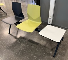 Solid sittebenk fra FourDesign for venterom med 2 seter og bord i mørk grå / grønn, ben i mørkt grått metall, bredde: 155cm, pent brukt