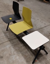 Solid sittebenk fra FourDesign for venterom med 2 seter og bord i mørk grå / grønn, ben i mørkt grått metall, bredde: 155cm, pent brukt