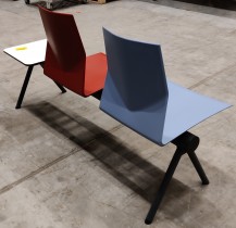 Solid sittebenk fra FourDesign for venterom med 2 seter og bord i blå / rød, ben i mørkt grått metall, bredde: 155cm, pent brukt