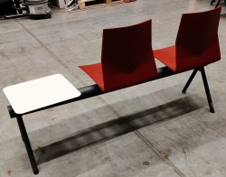 Solid sittebenk fra FourDesign for venterom med 2 seter og bord i rød / rød, ben i mørkt grått metall, bredde: 155cm, pent brukt