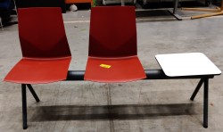 Solid sittebenk fra FourDesign for venterom med 2 seter og bord i rød / rød, ben i mørkt grått metall, bredde: 155cm, pent brukt