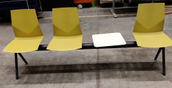 Solid sittebenk fra FourDesign for venterom med 3 seter og bord i grønn/grønn/bord/grønn, ben i mørkt grått metall, bredde: 210cm, pent brukt