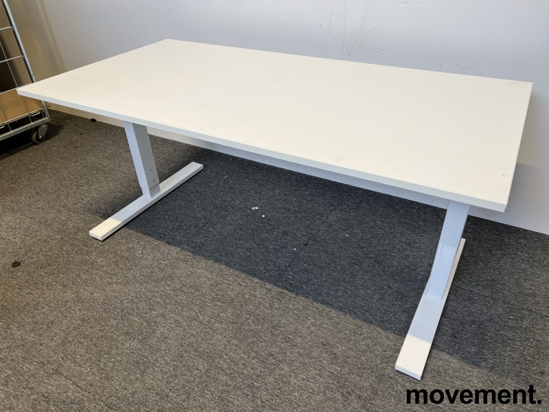 Solgt!Skrivebord i hvitt fra SA Möbler, - 1 / 2