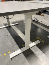 Rektangulært skrivebord med elektrisk hevsenk, grått / hvitt, 140x80cm, pent brukt