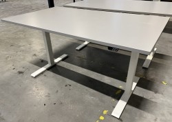 Rektangulært skrivebord med elektrisk hevsenk, grått / hvitt, 140x80cm, pent brukt
