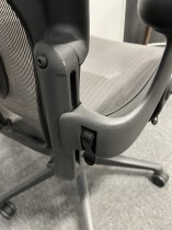 Kontorstol: Herman Miller Aeron Remastered i mørk grå mesh, Størrelse Medium (2 prikker), korsryggstøtte, pent brukt 2018-modell