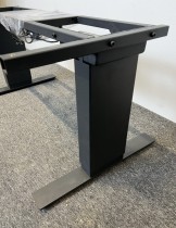 Understell for skrivebord med elektrisk hevsenk i mørk grå fra Linak, passer bordplate 140x80cm eller større, pent brukt