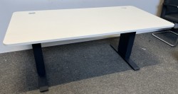 Skrivebord med elektrisk hevsenk i hvitt / mørk grå fra EFG / Linak, 160x80cm, pent brukt