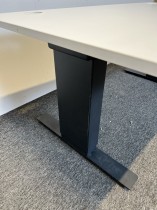 Skrivebord med elektrisk hevsenk i hvitt / mørk grå fra EFG / Linak, 160x80cm, pent brukt