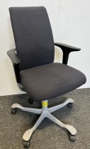 Håg H05 5500 kontorstol i mørkt grått stoff, høy rygg og armlener, grått kryss, pent brukt