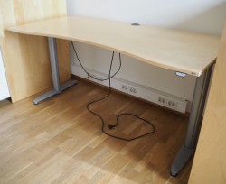 Kinnarps T-serie elektrisk hevsenk skrivebord 180x90cm i bjerk, mavebue, pent brukt