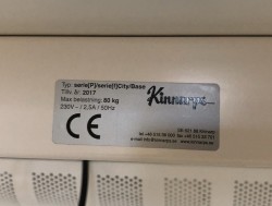 Skrivebord med elektrisk hevsenk i hvitt fra Kinnarps, P-serie, 140x80cm, pent brukt