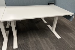 Skrivebord med elektrisk hevsenk i hvitt fra Kinnarps, P-serie, 140x80cm, pent brukt