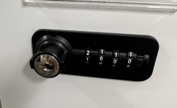Kinnarps Space skap med slagdører i hvitt, 2 bredder, 3 permhøyder, bredde 100cm, høyde 120cm, pent brukt