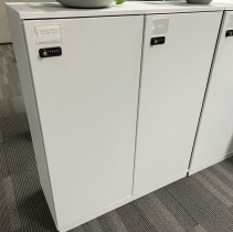 Kinnarps Space skap med slagdører i hvitt, 2 bredder, 3 permhøyder, bredde 100cm, høyde 120cm, pent brukt