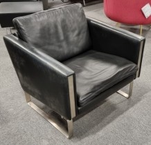 Designstol i sort skinn 1seter, Hans J. Wegner CH101 av Carl Hansen & Søn, pent brukt
