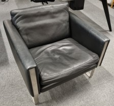 Designstol i sort skinn 1seter, Hans J. Wegner CH101 av Carl Hansen & Søn, pent brukt