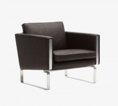 Designstol i sort skinn 1seter, Hans J. Wegner CH101 av Carl Hansen & Søn, pent brukt