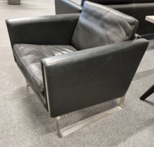Designstol i sort skinn 1seter, Hans J. Wegner CH101 av Carl Hansen & Søn, pent brukt
