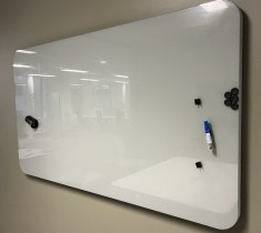 Whiteboard i glass med stofftrukket ramme fra Lintex, modell Mood Fabric wall i varmgrå, 175x100cm, pent brukt