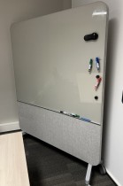 Lekker whiteboardtavle / skillevegg på hjul i varmgrått fra Lintex, modell Mood Fabric Mobile, 150x195cm, pent brukt