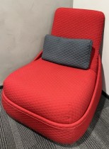 Loungestol i rødt stoff fra Coalesse, modell Hosu, pent brukt
