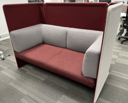 2-seter alkovesofa fra Coalesse, modell Lagunitas i vinrødt / grått, bredde 175cm, pent brukt