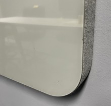 Whiteboard i glass med stofftrukket ramme fra Lintex, modell Mood Fabric wall i lyst grått, 175x100cm, pent brukt