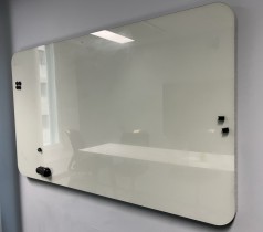Whiteboard i glass med stofftrukket ramme fra Lintex, modell Mood Fabric wall i lyst grått, 175x100cm, pent brukt