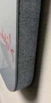 Whiteboard i glass med stofftrukket ramme og sidefelt fra Lintex, modell Mood Fabric wall i grått, 150x100cm, pent brukt