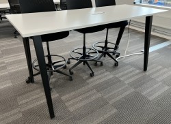 Barbord / ståbord i hvitt /sort fra Steelcase, 200x80cm, høyde 101cm, pent brukt