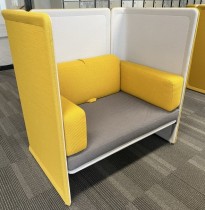 1-seter alkovesofa fra Coalesse, modell Lagunitas i gult / grått, bredde 125cm, pent brukt