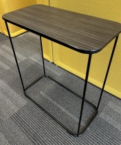Loungebord i mørk trefarge / sortlakkert metall fra Kinnarps, modell Fields, 60x30cm, høyde 67cm, pent brukt