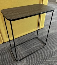 Loungebord i mørk trefarge / sortlakkert metall fra Kinnarps, modell Fields, 60x30cm, høyde 67cm, pent brukt