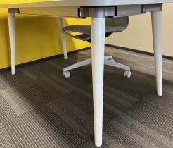 Lekkert møtebord i lys grå fra Sedus, modell Mastermind, 150x90cm, passer 4-6 personer, pent brukt