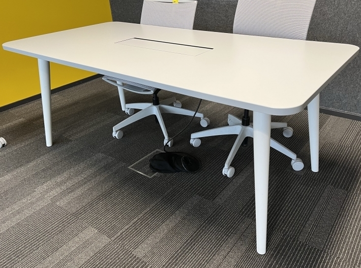 Lekkert møtebord i lys grå fra