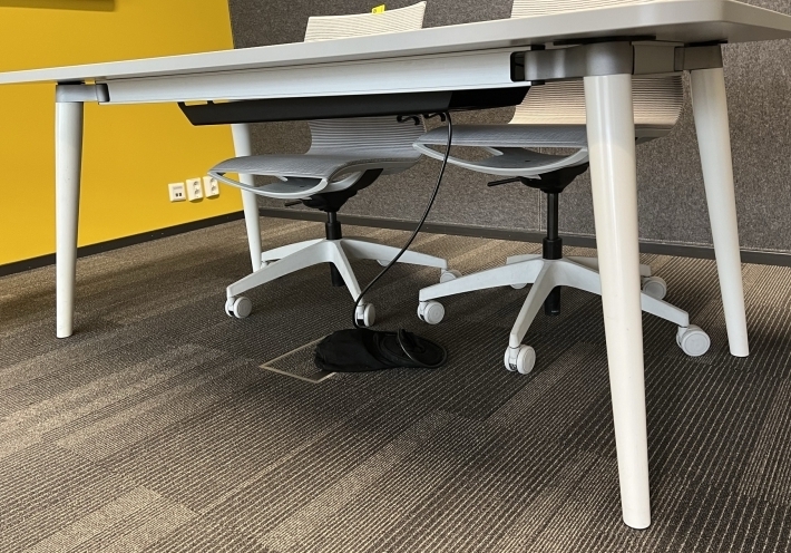 Lekkert møtebord i lys grå fra