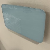 Oppbevaringsboks for tilbehør til whiteboard, Lintex Mood Box med avrundet hjørne, front i blått glass, 40x25cm, vegghengt, pent brukt