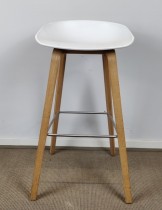 Barkrakk / barstol Hay About a stool i hvitt / eik, sittehøyde 75cm, pent brukt