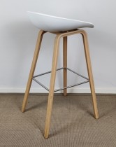 Barkrakk / barstol Hay About a stool i hvitt / eik, sittehøyde 75cm, pent brukt
