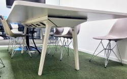 Møtebord / konferansebord i hvitt fra Vitra, Joyn 240x120cm, passer 10-12 personer, pent brukt