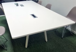 Møtebord / konferansebord i hvitt fra Vitra, Joyn 240x120cm, passer 10-12 personer, pent brukt